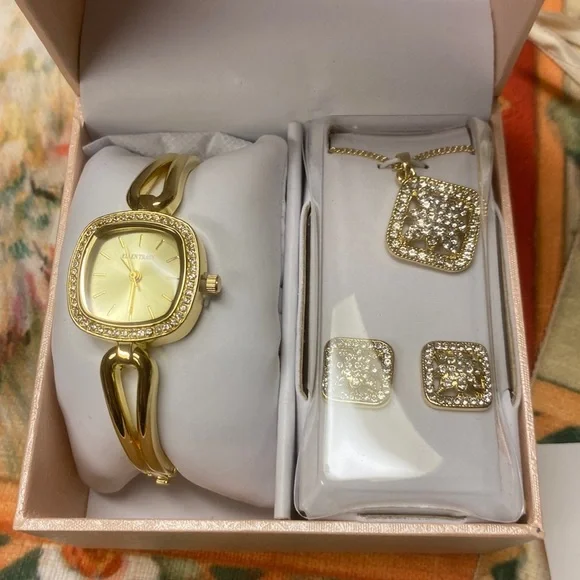Ellen Tracy Accessories Ellen Tracy Gold Watch Necklace And